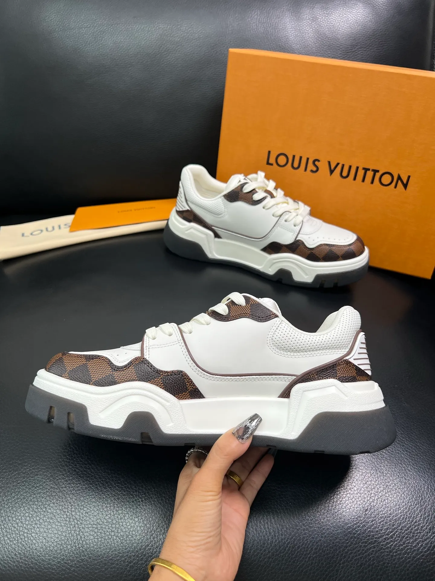 Men's shoes 💰900 Lv top purchase Louis Vuitton, counter synchronization, uppers imported from Italy cowhide, imported mesh padding soft and comfortable, soles: original soles specially provided by the original factory, T men's shoes 💰U exclusive movable molded soles super comfortable, original factory and single goods, high quality, welcome to compare, code number 38-44 (customized 45) 85883